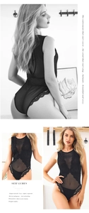 Détail macro du body sexy en résille noire transparente avec surpiqûres en dentelle