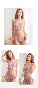 Détails d'un ensemble de lingerie en dentelle mauve avec bordure cil et petits nœuds