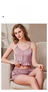 Dettaglio del set pigiama due pezzi in raso da donna con bordi a balze rosa antico