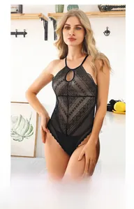 Détail d'un body en dentelle noire avec motifs floraux ajourés et décolleté licou