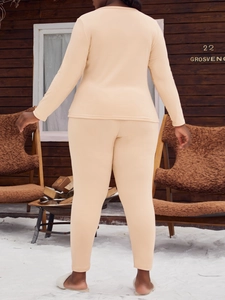 Vue arrière de l'ensemble d'intérieur pour femmes en abricot pour le confort d'hiver