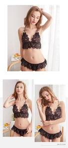 Vue détaillée d'un ensemble de lingerie en dentelle noire avec nœuds et dentelle cils