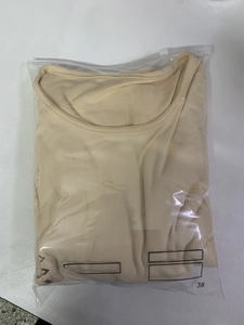 Ensemble pyjama beige à col rond emballé dans un sac transparent avec fermeture éclair