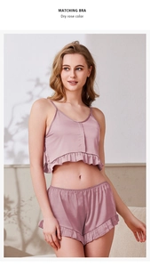 Dettaglio completo del set pigiama in raso rosa antico con top a balze e pantaloncini