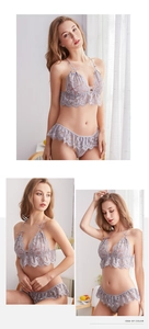 Détail d'un ensemble de lingerie en dentelle lilas avec broderie florale délicate