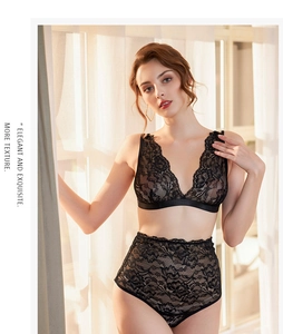 Detaillierte Nahaufnahme des exquisiten schwarzen Spitzen-Dessous-Sets mit Texturen