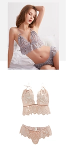 Détails de dentelle florale et petit nœud sur cet ensemble de lingerie deux pièces