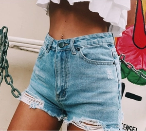 Detail von hellblauen High-Waist-Jeans-Shorts mit Distressed-Löchern und ausgefransten Säumen