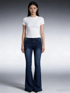 Jean évasé vintage pour femme associé à un t-shirt blanc pour un style rétro décontracté