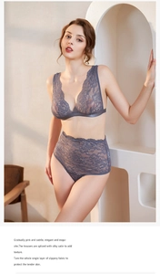 Detailansicht eines staubblauen Spitzen-Lingerie-Sets mit Blumenmuster und Satin