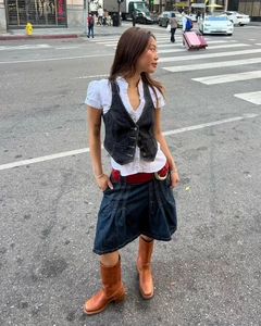 Gilet en jean ajusté et jupe style urbain avec bottes mi-mollet marron vintage