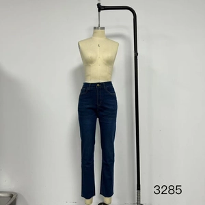 Dettaglio dei jeans blu a vita alta con orlo a taglio vivo e stile classico a cinque tasche