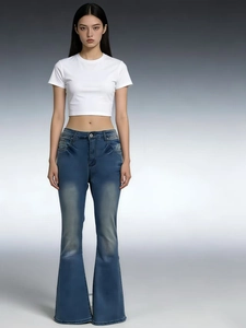 Vue de face du jean évasé vintage pour femme avec délavage et coupe ajustée élégante