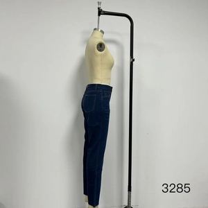 Dettaglio dei jeans a vita alta con tasche posteriori classiche e passanti per cintura