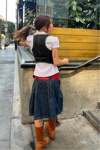 Gilet en jean ajusté avec chemisier blanc à manches bouffantes et jupe midi en jean