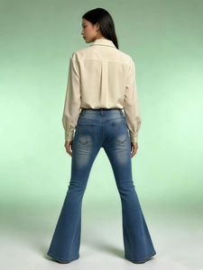 Vue arrière d'un jean évasé et d'une chemise beige à manches longues sur un mannequin