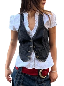 Détail de gilet en jean vintage délavé foncé avec boutons en métal et ceinture