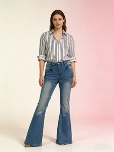 Jean évasé vintage bleu à taille moyenne avec une chemise rayée pour un look rétro