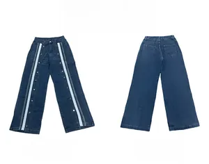 Vorder- und Rückansicht der dunkelblauen Wide-Leg-Jeans mit Seitenstreifen und Knöpfen