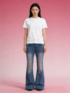 Vue de face d'un jean évasé bleu vintage à taille haute avec une coupe amincissante femme