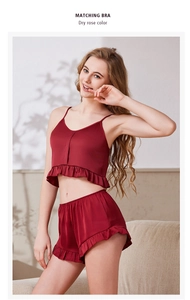 Dettaglio del set pigiama in seta rosa secco con top a trapezio e orlo a volant
