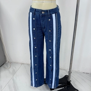 Detailansicht der High-Waist-Jeans mit weitem Bein, Kontraststreifen und silbernen Metallknöpfen