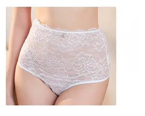Nahaufnahme einer weißen High-Waist-Spitzenunterhose mit Stickerei und gewelltem Rand
