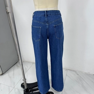Rückansicht der dunkelblauen Denim-Hose mit hoher Taille und aufgesetzten Gesäßtaschen