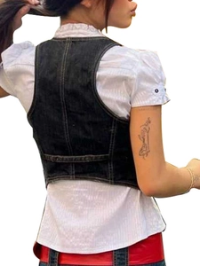 Gilet en jean foncé pour femme coupe ajustée sur chemise blanche à rayures vue de dos