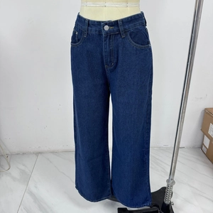 Détail de ce jean ample à taille haute avec braguette à boutons et poches avant