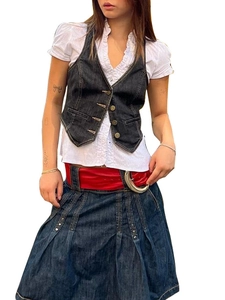 Ensemble gilet en jean pour femme avec jupe plissée, chemise blanche et ceinture rouge