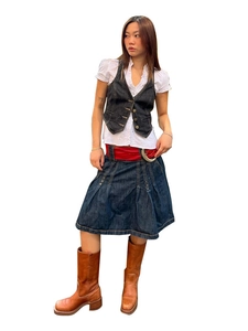 Gilet en jean ajusté à la mode avec chemise blanche à volants et jupe plissée en jean