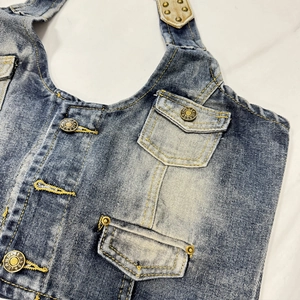 Λεπτομέρεια vintage τσάντας ώμου denim σε ξεπλυμένο μπλε με μεταλλικά κουμπιά και ραφές