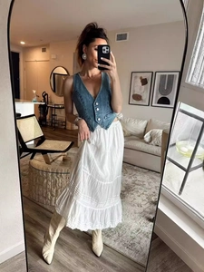 Gilet en jean bleu foncé vintage associé à une jupe longue bohème à plusieurs niveaux