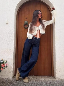 Jean large délavé rétro pour femme avec cardigan en crochet blanc pour un style d'automne