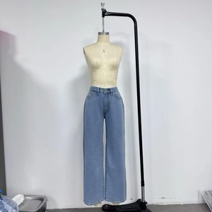 Vue détaillée du jean taille haute bleu clair à jambe large avec poches classiques