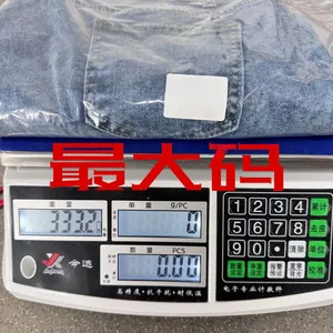 Mesure du poids d'un short en jean bleu clair XXL sur une balance électronique numérique