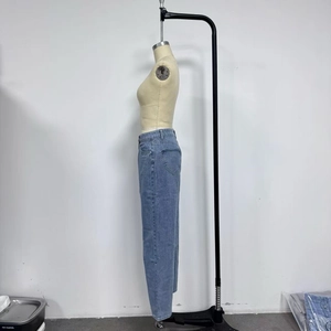 Détail des poches arrière en forme de cœur et des coutures sur un jean denim taille haute