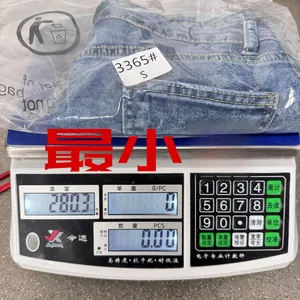 Mesure détaillée du poids montrant un short en jean délavé bleu clair à 280,3 grammes