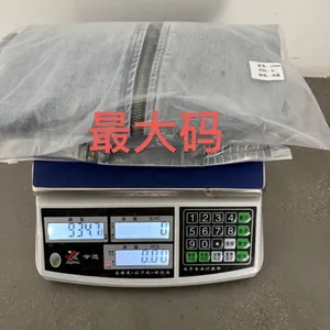 Gewichtsmessung der hellblauen Jeansjacke Größe XL mit 934,7g auf der Waage