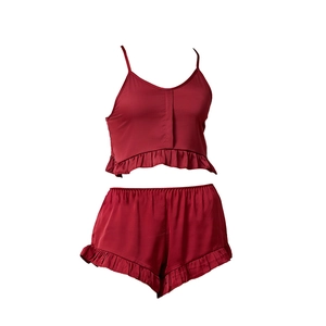 Set pigiama da donna due pezzi in raso rosso scuro con volant su canotta e pantaloncini