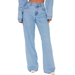 Détails du jean taille haute délavé bleu clair avec coupe large et décontractée
