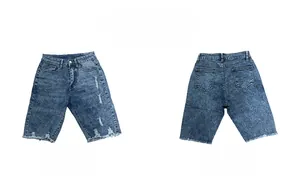 Vue détaillée avant et arrière d'un short en jean usé avec bords effilochés et trous déchirés
