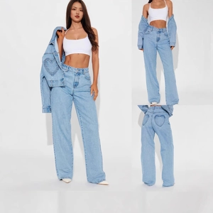 Détail d'un ensemble en jean bleu clair avec poches en cœur et pantalon large à taille haute