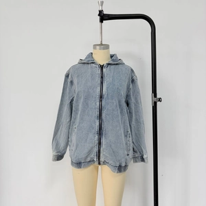 Detailansicht der hellblauen Jeansjacke mit Kapuze und Metallreißverschluss im Fokus