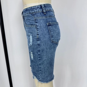 Détail d'un short en jean déchiré avec bords effilochés sur un mannequin de couture