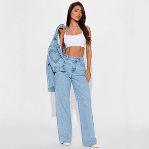 Détail de la poche en forme de cœur sur ce jean en denim bleu clair pour femme