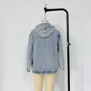 Detailansicht der hellblauen Jeansjacke mit Kapuze, elastischen Bündchen und Waschung
