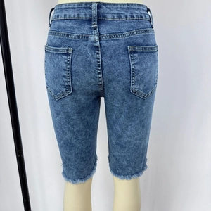 Vue arrière détaillée du short en jean taille haute avec bords effilochés et délavage