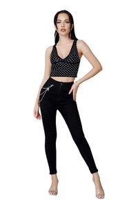 Detailansicht der schwarzen Skinny-Jeans mit hoher Taille und silberner Metallketten-Deko